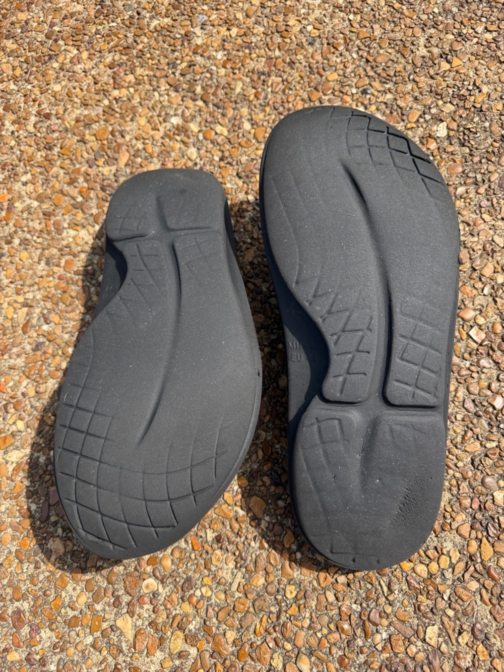Mens Size 11 OOFOS Black and Gray Flip Flop Sandals - Picture 10 of 16